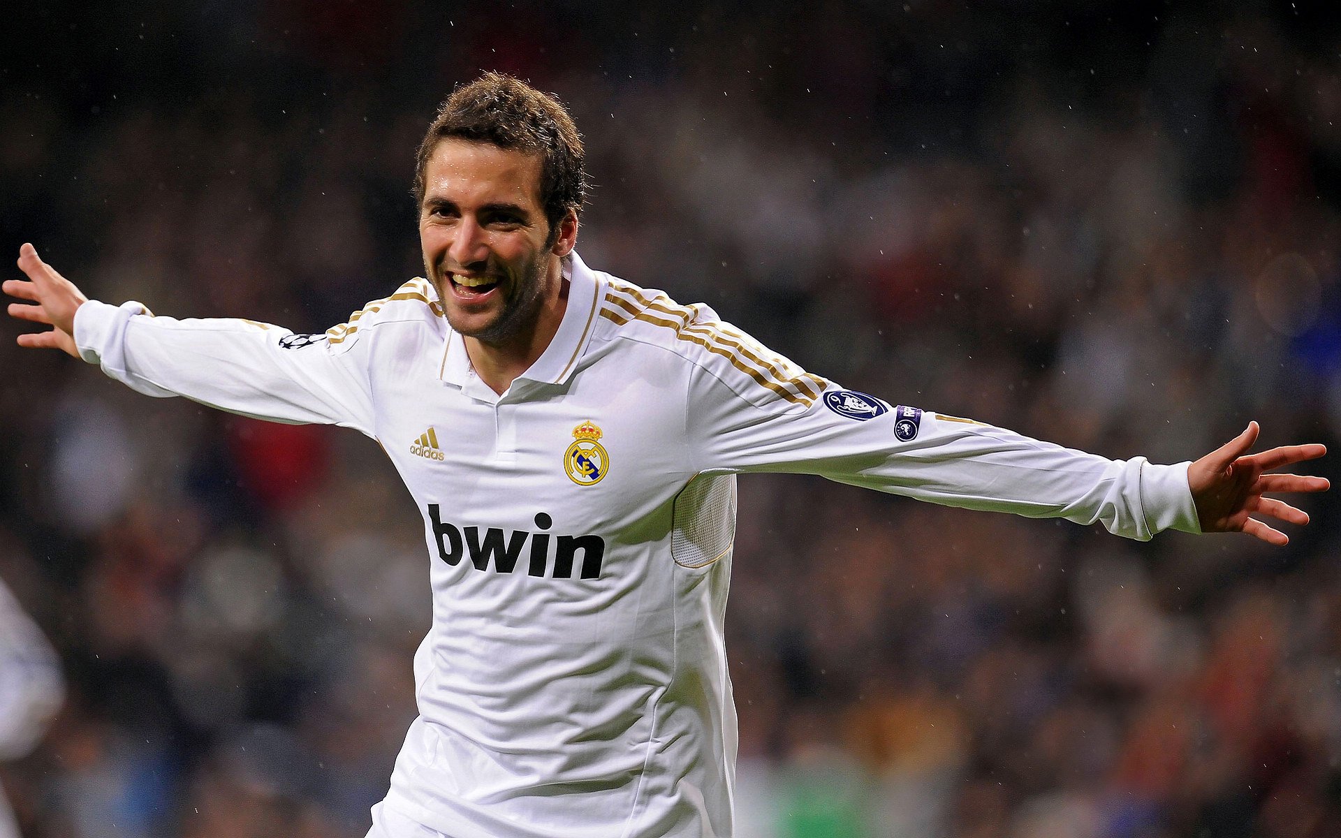 爱爱游戏-未来足球王者：新兴年轻天才在欧冠耀眼登场，欧洲足球未来之星